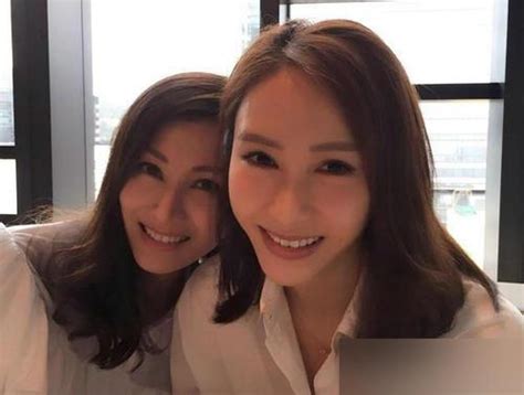 嫁入豪门的女星：李嘉欣和老公为儿子庆生，黎姿和老公接女儿放学