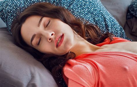 Обои cleavage woman model brunette sleep pillow shirt mouth на телефон и рабочий стол