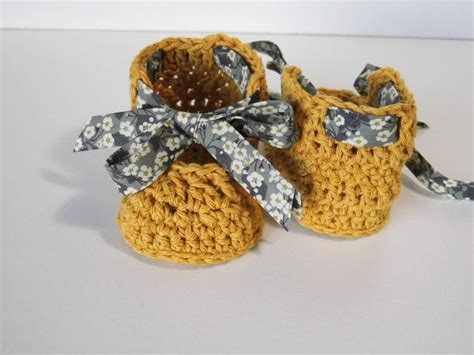 Chaussons au crochet liberty misty moutarde mode bébé par une maille