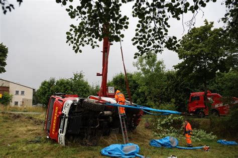 Nach Unfall Mit Feuerwehr Im Erzgebirge Sechs Menschen Schwer Verletzt