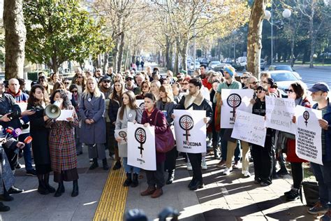 FOTO VIDEO Protest protiv nasilja ispred Skupštine Želimo da nas