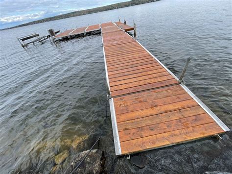 Installation de quais et d'élévateurs à bateau à Magog en Estrie.