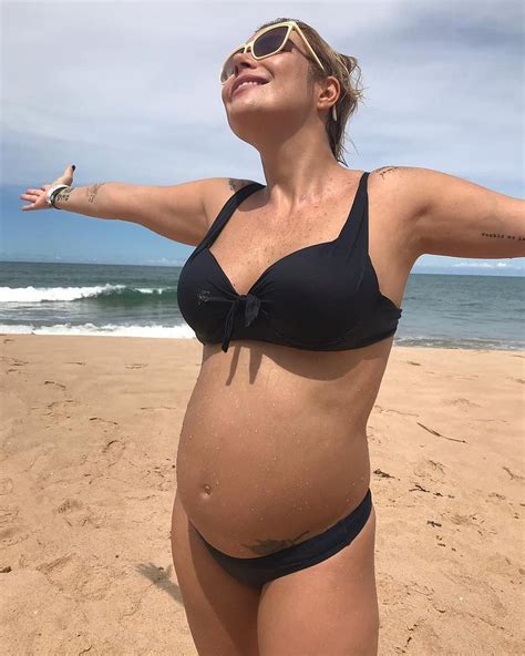 Luiza Possi exibe barriga de grávida em dia de praia Famosos gshow