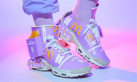 Художник из Сингапура сделал кроссовки из упаковки BTS Meal. Получилось ...