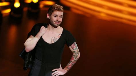 Cantor Gay Daniel K Blb Ck Cai De Navio Durante Cruzeiro Guia Gay S O Paulo