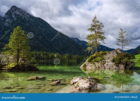 Lac Hintersee Avec Roches Et Arbres Dans Les Alpes Berchtesgaden