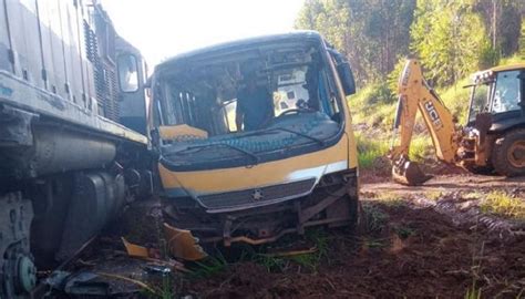 Acidente entre ônibus de transporte escolar e trem é registrado em Nova