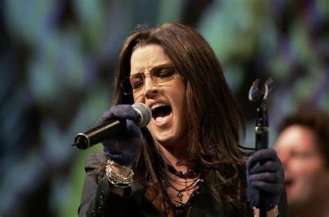 Lisa Marie Presley Duets With Her Late Father Elvis in New Video [VIDEO ...