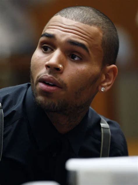 Photos Chris Brown Sage Et Discipliné Lorsquon Le Remet En Place