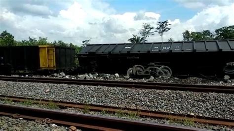 8 Gerbong Kereta Api Angkut Batu Bara Anjlok Dan Terguling Terdengar