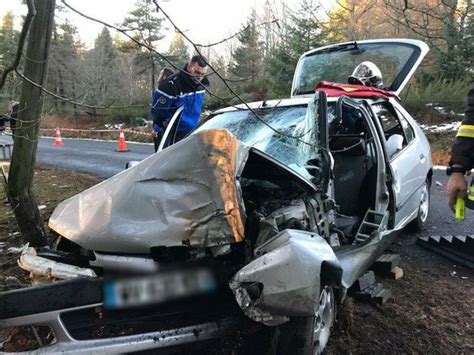 La Voiture Percute Violemment Un Arbre Au Chambon Sur Lignon Haute