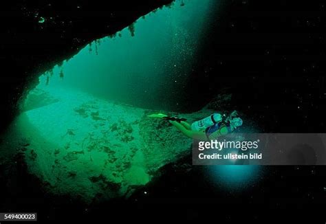 Blue Hole Bahamas Photos and Premium High Res Pictures - Getty Images