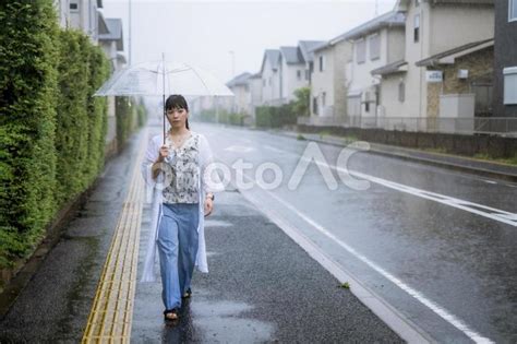 雨の中を傘をさして歩く女性 No 24860333｜写真素材なら「写真ac」無料（フリー）ダウンロードok