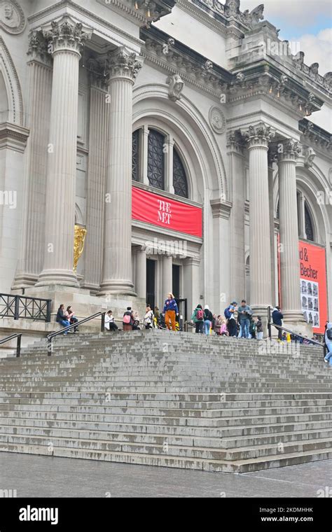 NEW YORK - 23 OCT 2022: Stairs leading up to The Metropolitan Museum of ...