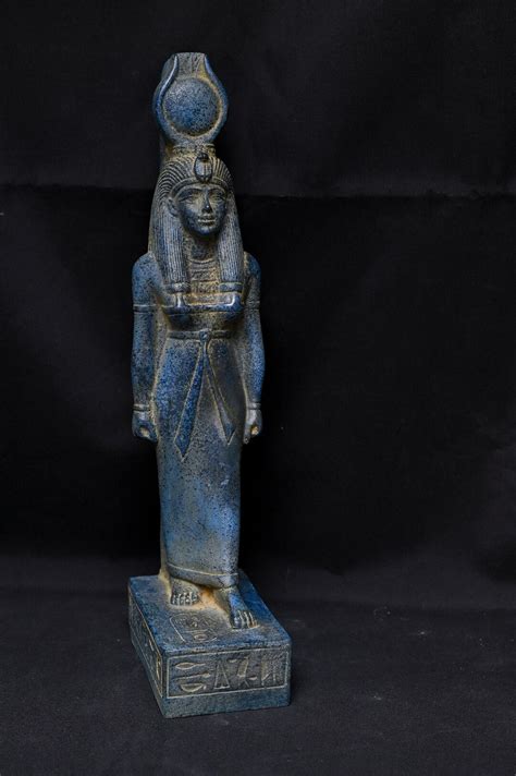 Estatua egipcia de la diosa Isis Escultura de piedra pesada hecha en ...