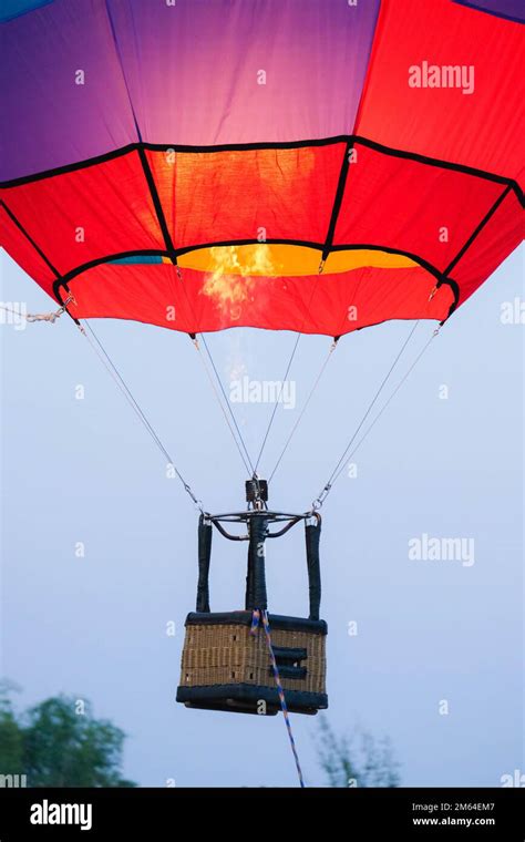 Brûleur à Gaz Soufflant Du Ballon Dair Chaud Scène Au Ralenti Des