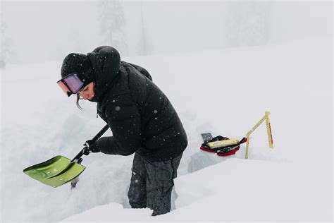 How does the RECCO® Avalanche Rescue System work? | Burton Snowboards