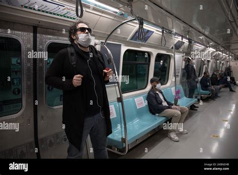 Am Mai Sitzen Menschen In Der U Bahn In Istanbul T Rkei Seit