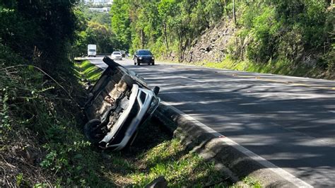 Carro capota na ERS 122 entre Flores da Cunha e Caxias do Sul Rádio