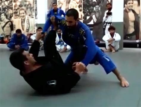 Michael Langhi ensina chave de pé e leglock partindo da guarda aranha