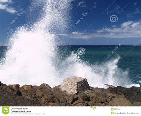 Ondas Que Causam Um Crash Em Penhascos Foto De Stock Imagem De Onda