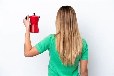 Jovem uruguaia segurando a cafeteira isolada no fundo branco na posição