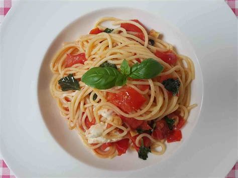 Spaghetti Met Tomaat Mozzarella En Basilicum Recept Mozzarella