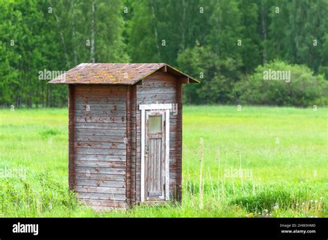 Toilettenhaus Im Wald Fotos Und Bildmaterial In Hoher Aufl Sung Alamy