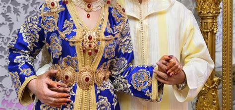 Novia Y Novio Marroqu Llevan Un Vestido De Novia Tradicional Boda