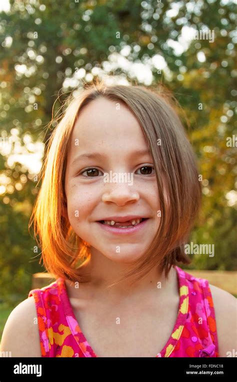 Petite Fille Manque Des Dents De Devant Banque De Photographies Et D