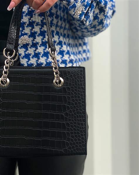 Sac Main Noir Effet Croco Cha Nes Dor Es