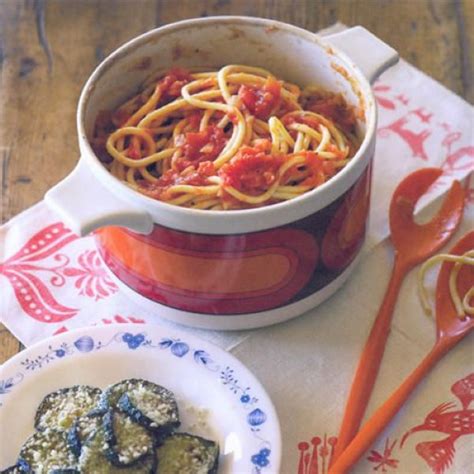 Spaghetti Met Verse Tomatensaus En Parmezaanse Courgette Recept