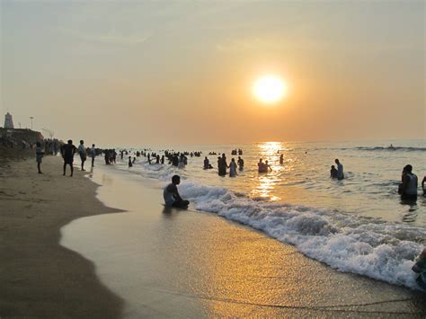 File:A tourist enjoy the sunrise, Tiruchendur, India.jpg - Wikimedia ...