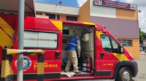 Mulher em suposto surto ataca marido em casa esfaqueia e foge após