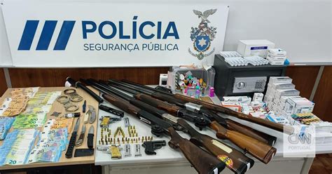 Psp Deteve Três Pessoas E Apreeendeu Armas E Droga Numa Operação Em