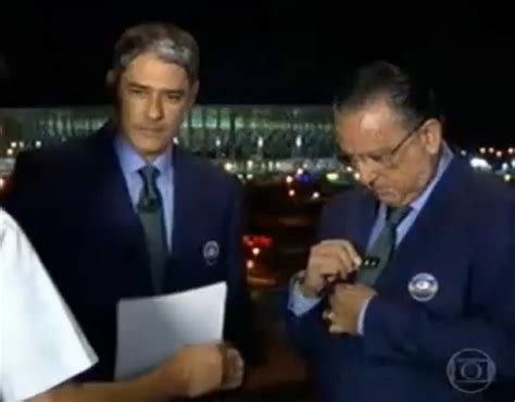 William Bonner Empurra Funcion Rio Da Globo Durante O Jornal Nacional