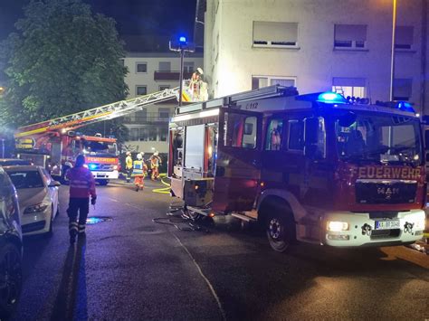 Kellerbrand in Mehrfamilienhaus acht Personen über Drehleiter