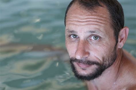 Homem Caucasiano Adulto Feliz Barba E Bigode Olhando Para A C Mera