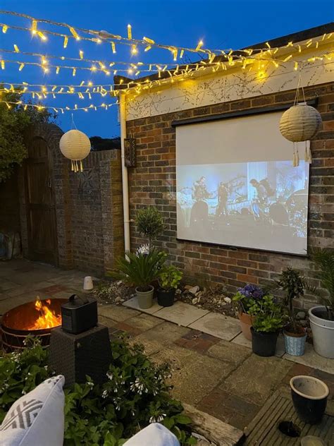 How To Set Up A Snug And Comfortable Outdoor Cinema In Your Garden