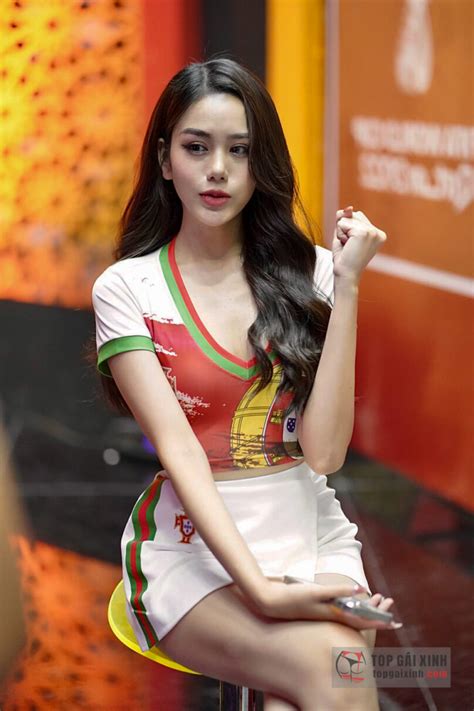 Ph Ng Di U Th Y Hot Girl Xinh P Trong N Ng C Ng World Cup Top G I Xinh