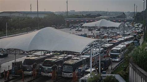 Kepadatan Kendaraan Pada Puncak Arus Balik Di Gerbang Tol Cikampek