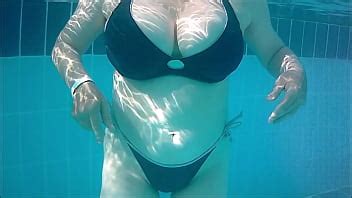 La caliente y tetona GILF MariaOld en bikini mostrando su coño afeitado bajo el agua XVIDEOS