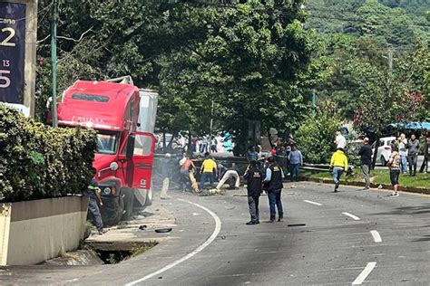 Camión empotrado en comercios de Mixco en ruta Interamericana