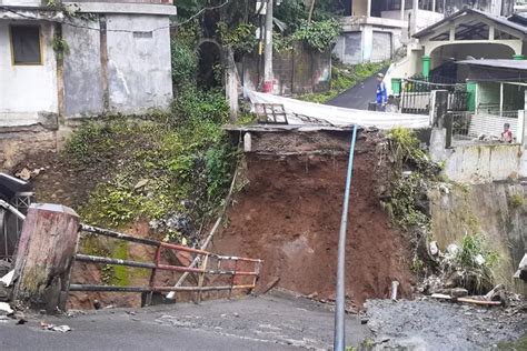 Jembatan Muarasari Bogor Ambruk Tutup Akses Warga Akibat Hujan