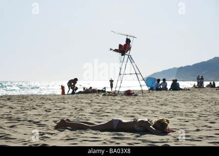 M Dchen Im Bikini Am Strand Von Pinamar Argentinien Stockfotografie Alamy