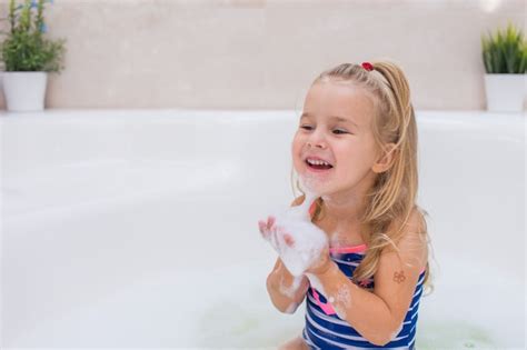 Petite Fille Blonde Prenant Un Bain Moussant Dans Une Belle Salle De Bain Hygi Ne Des Enfants