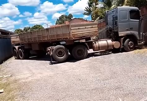 Caminhoneiro surpreende a todos ao realizar uma manobra difícil