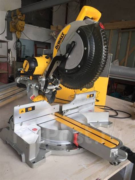 Торцовочная пила DeWalt DWS780 + Станина DeWalt DE 7023 -XJ ...