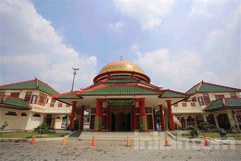 Foto Melihat Masjid Baba Alun Desari Bergaya Khas Tionghoa