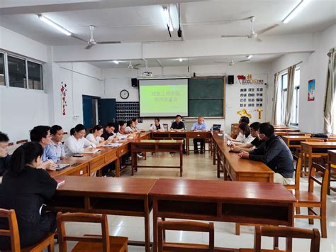 建筑工程学院召开师生座谈会